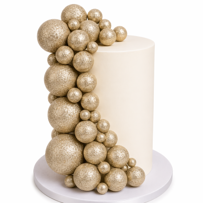 Bolo branco cilíndrico com decoração de esferas douradas na lateral