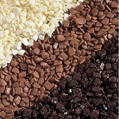 Confeitos pequenos de chocolate branco, ao leite e preto dispostos em faixas diagonais.