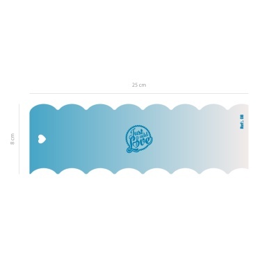 Etiqueta retangular azul com bordas onduladas e texto Just add Love