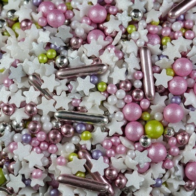 Confeitos decorativos coloridos em formato de estrelas, esferas e bastões.