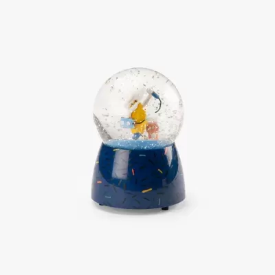 Globo de neve com coelho e personagem pequeno dentro