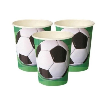 Três copos de papel decorados com bolas de futebol preto e branco