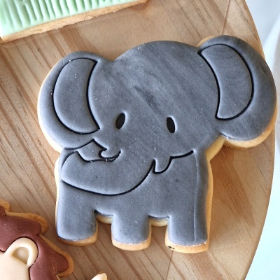 Biscoito em forma de elefante com glacê cinza decorativo