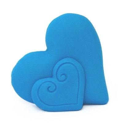 Dois corações azuis macios, um maior e um menor com relevo em espiral