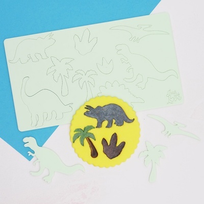 Moldes de plástico com formas de dinossauros e palmeiras e massa modelável colorida