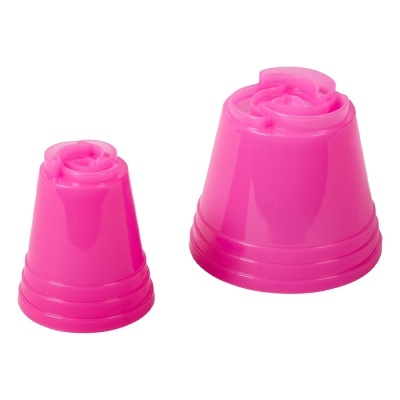 Dois copos plásticos rosa com padrão circular no topo