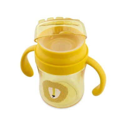 Copo infantil amarelo com tampa e ilustração de leão