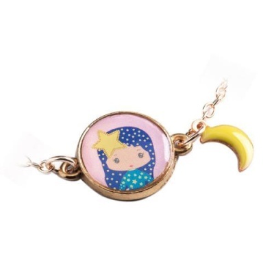 Pulseira dourada com pendente redondo decorado e lua amarela