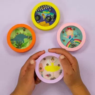 Brinquedos de mão redondos com ilustrações e bolinhas móveis