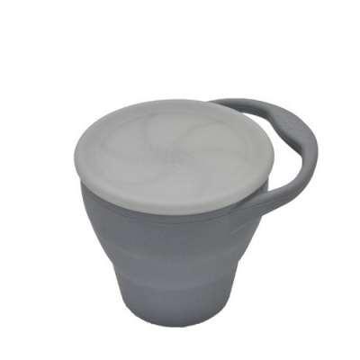 Copo dobrável cinza com tampa branca e pega integrada.
