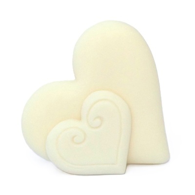 Dois corações decorativos brancos com textura e padrão em relevo