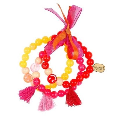 Conjunto de três pulseiras coloridas com contas redondas, pompons e laço de fita