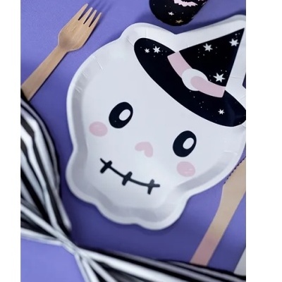 Prato de papel forma caveira com chapéu de bruxa, copo preto com estrelas, garfo de madeira e tecido listrado