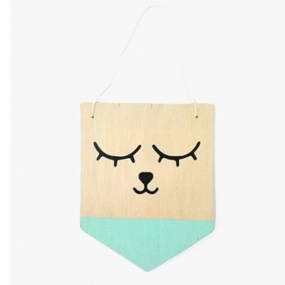 Pendurador decorativo de madeira com rosto de animal estilizado e canto pintado de azul