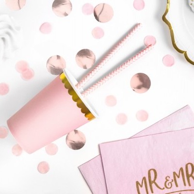 Copo rosa com canudos, guardanapos MR & MRS rosa e confetis cor-de-rosa