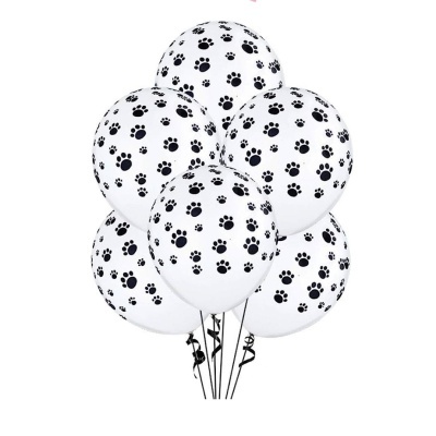 Seis balões brancos com pegadas pretas e fitilhos pretos