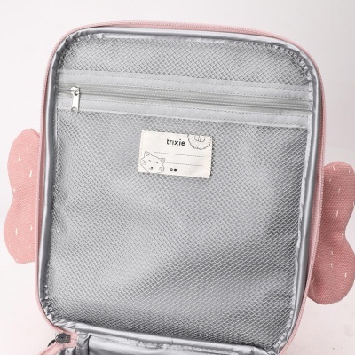 Mochila infantil rosa com bolso interno de rede cinzenta e etiqueta trixie