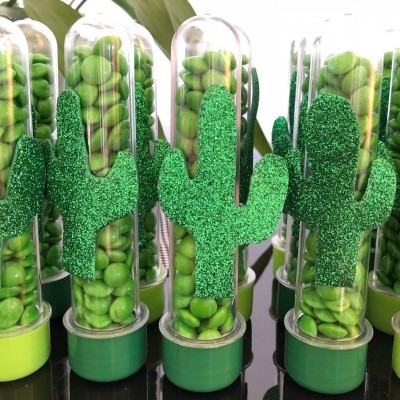 Tubos transparentes cheios de esferas verdes com decoração de cactos brilhantes verdes