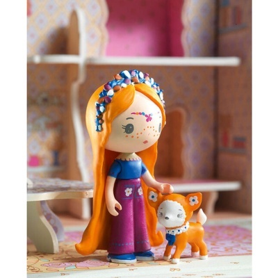 Figura de brinquedo de rapariga com casal de cachorro laranja