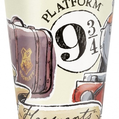 Copo de papel com temas do Harry Potter e inscrições relacionadas a Hogwarts
