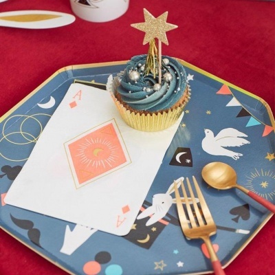 Prato decorativo com cupcake azul, cartas e talheres dourados