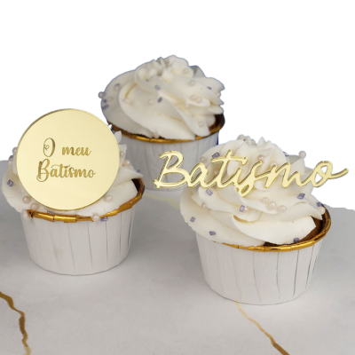 Três cupcakes decorados para batismo com toppers em dourado