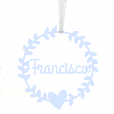 Ornamento azul claro com nome Francisco e coração, pendurado por fita branca