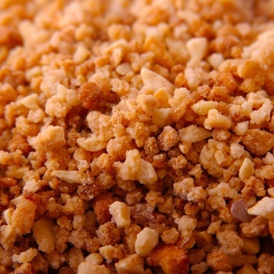 Pedaços de crosta crocante dourada em textura granulada