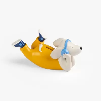 Figura decorativa de cão com fato amarelo e auscultadores azuis