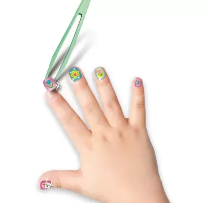 Mão de criança com unhas postiças decoradas com desenhos de flores coloridas