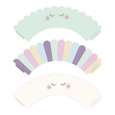 Três acessórios de papel coloridos para festas com desenhos de olhos fechados e bochechas rosadas