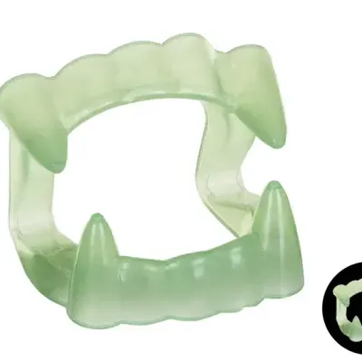 Dentes de vampiro verdes em plástico translúcido com quatro presas em fundo branco