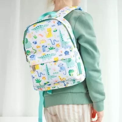 Mochila infantil colorida com padrão de animais usada por criança