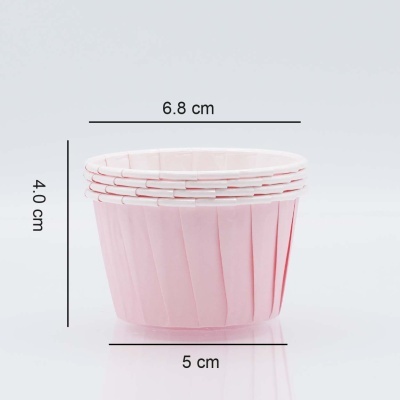 Formas para muffin cor-de-rosa de papel com medidas visíveis