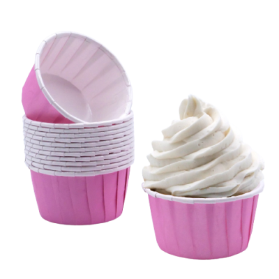Forminhas de papel rosa para cupcakes com creme branco decorativo