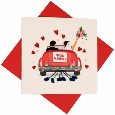Cartão de casamento com casal em carro e envelope vermelho
