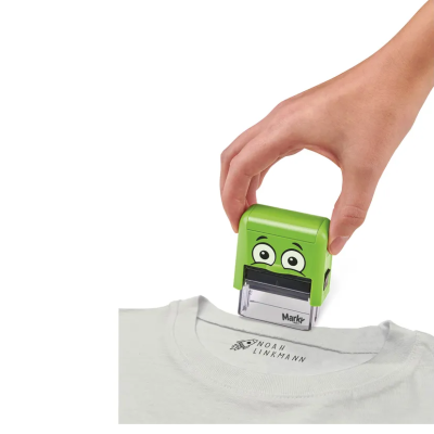 Carimbo verde com olhos a marcar etiqueta de t-shirt branca