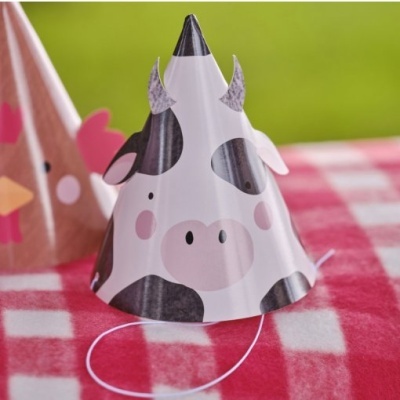 Chapéu festa cone estampa vaca branco preto com cornos e orelhas em mesa xadrez vermelha branca