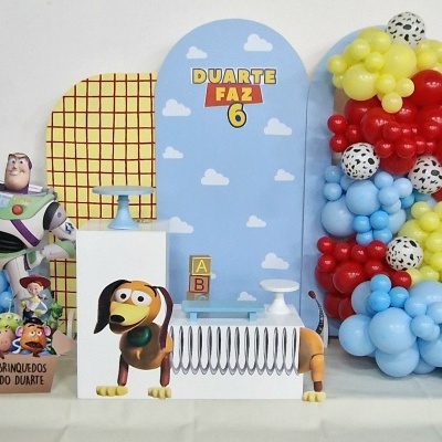 Decoração festa Toy Story com balões coloridos e figuras de personagens em PVC