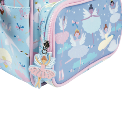 Mochila azul com padrão de bailarinas e puxador em forma de bailarina