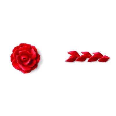 Rosa vermelha de tecido e quatro corações vermelhos pequenos alinhados à direita sobre fundo branco