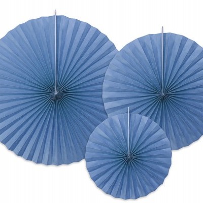 Conjunto de três leques decorativos de papel azul em diferentes tamanhos.