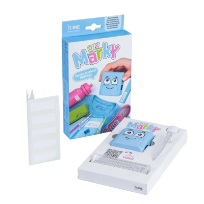 Conjunto de marcador têxtil azul claro com rosto sorridente, tubo de cola, varinha aplicadora e etiquetas autocolantes em embalagem azul