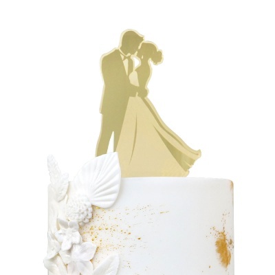 Topo de bolo dourado casal beijando com flores brancas em bolo branco