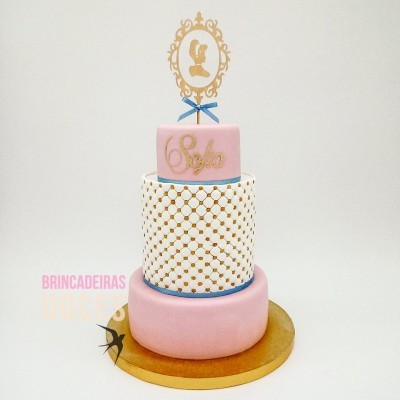 Bolo três andares rosa e branco com decoração dourada e topo com nome Sophia
