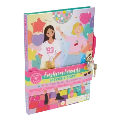 Agenda trancável rosa com ilustração colorida de duas meninas e cadeado em forma de coração.