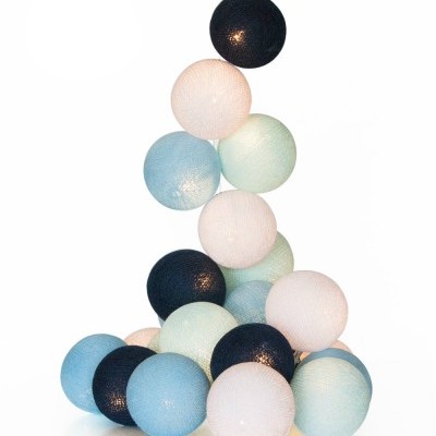 Bolas decorativas iluminadas em diferentes cores sobre superfície branca