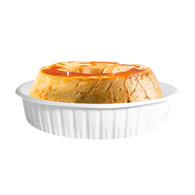 Flan com caramelo em prato plástico branco