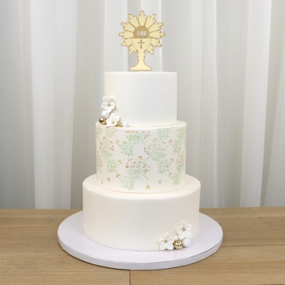 Bolo de três andares branco com decoração floral e topo dourado IHS