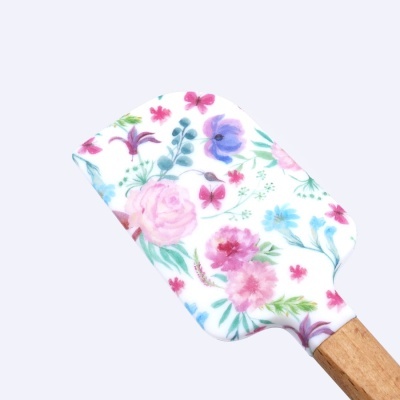 Espátula de cozinha com padrão floral colorido e cabo de madeira
